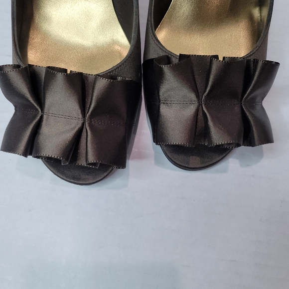 Stuart Weitzman Peep Toe Satin Heels Size 7.5 - Picture 4 of 12